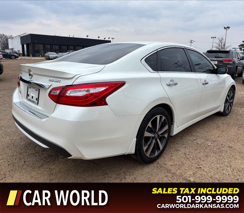 Nissan Altima Vehicle Full-screen Gallery Image 3