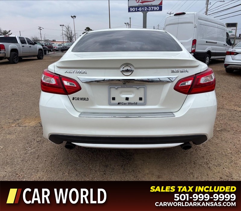 Nissan Altima Vehicle Full-screen Gallery Image 4