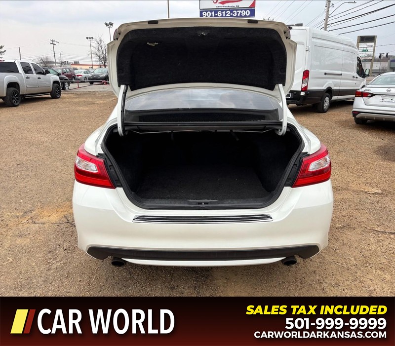 Nissan Altima Vehicle Full-screen Gallery Image 5