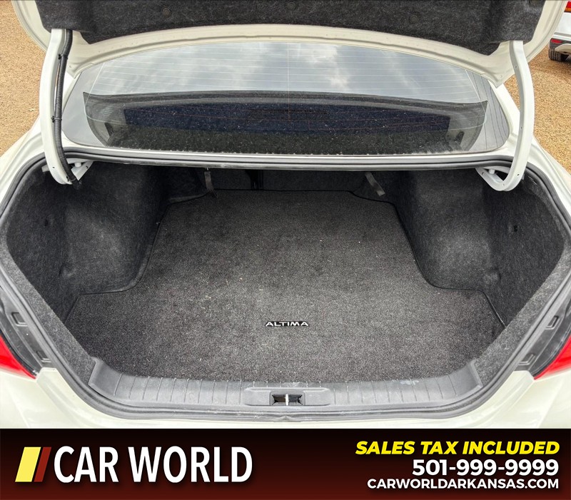 Nissan Altima Vehicle Full-screen Gallery Image 6