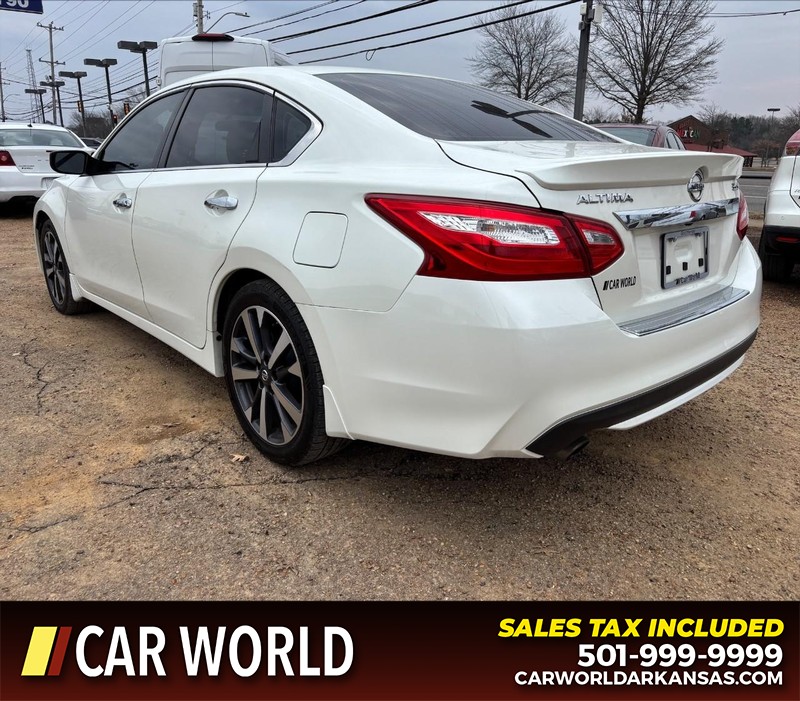 Nissan Altima Vehicle Full-screen Gallery Image 7