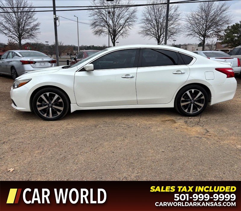 Nissan Altima Vehicle Full-screen Gallery Image 8