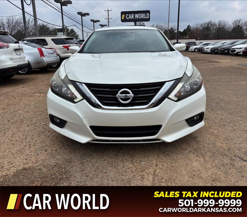 Nissan Altima Vehicle Full-screen Gallery Image 10