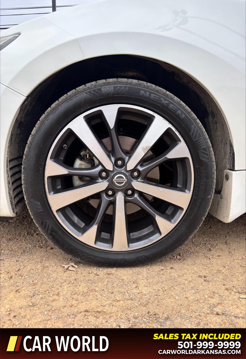 Nissan Altima Vehicle Full-screen Gallery Image 11