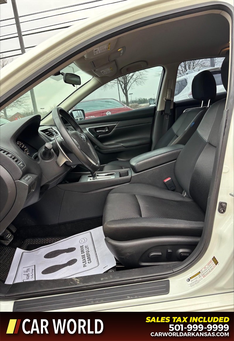 Nissan Altima Vehicle Full-screen Gallery Image 12