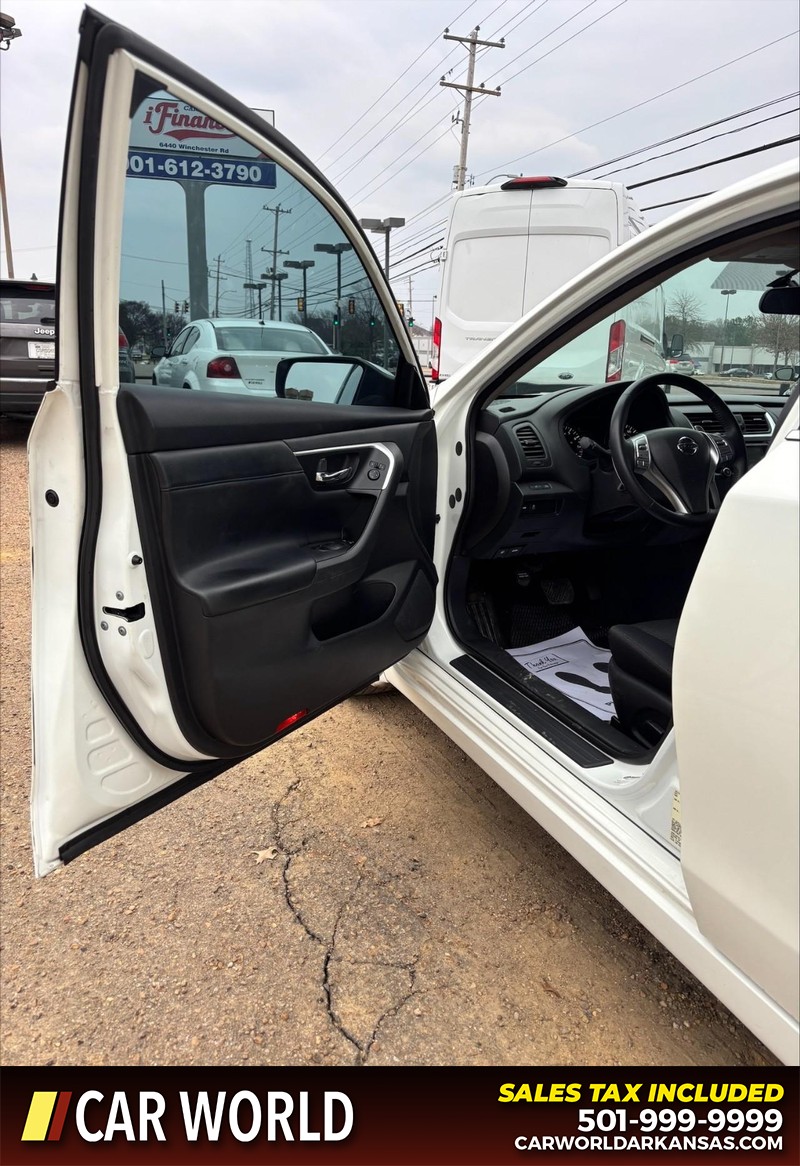 Nissan Altima Vehicle Full-screen Gallery Image 13