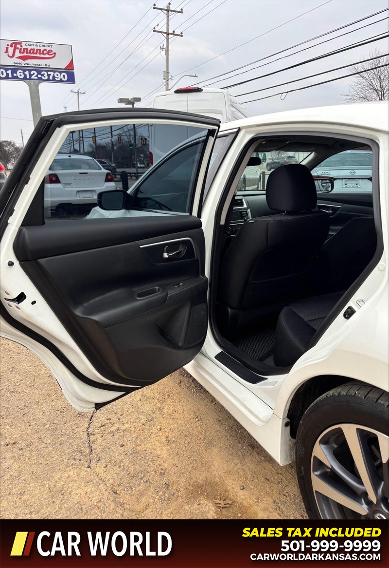 Nissan Altima Vehicle Full-screen Gallery Image 14