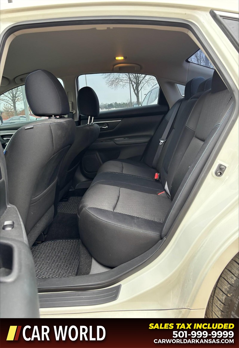 Nissan Altima Vehicle Full-screen Gallery Image 15