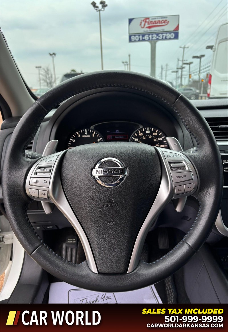 Nissan Altima Vehicle Full-screen Gallery Image 19