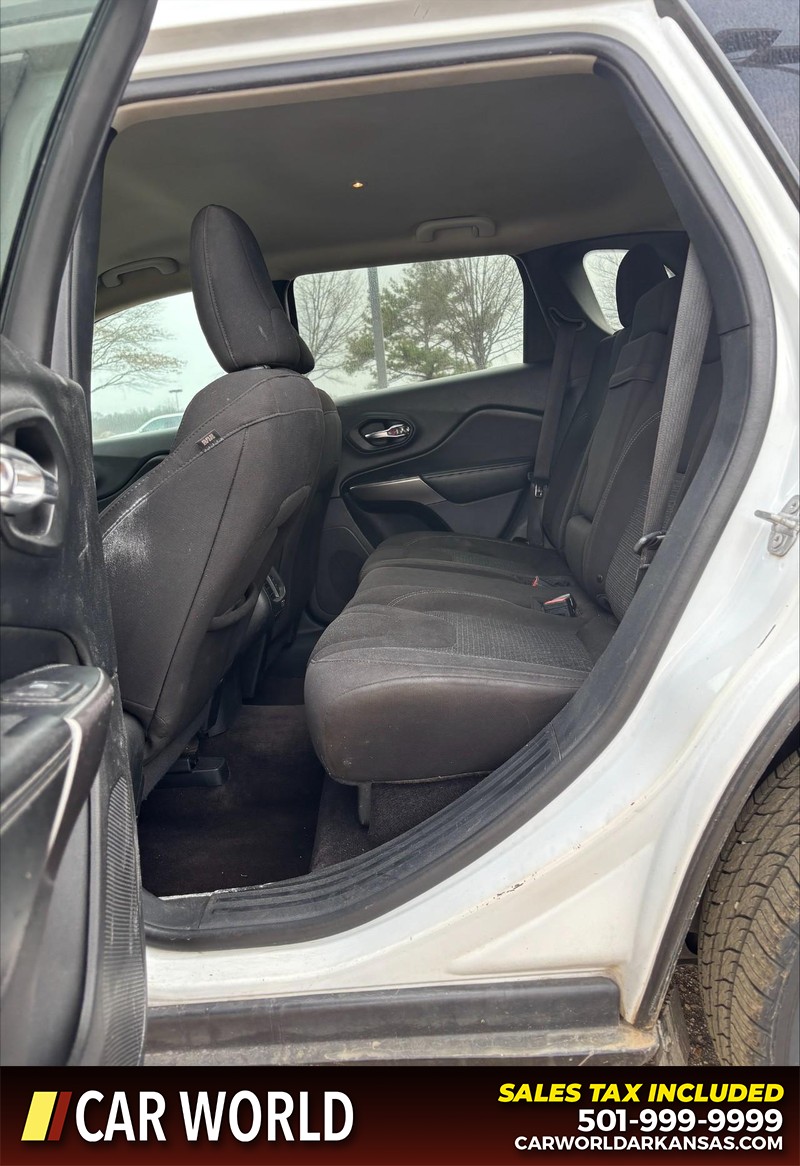 Jeep Cherokee Vehicle Full-screen Gallery Image 15