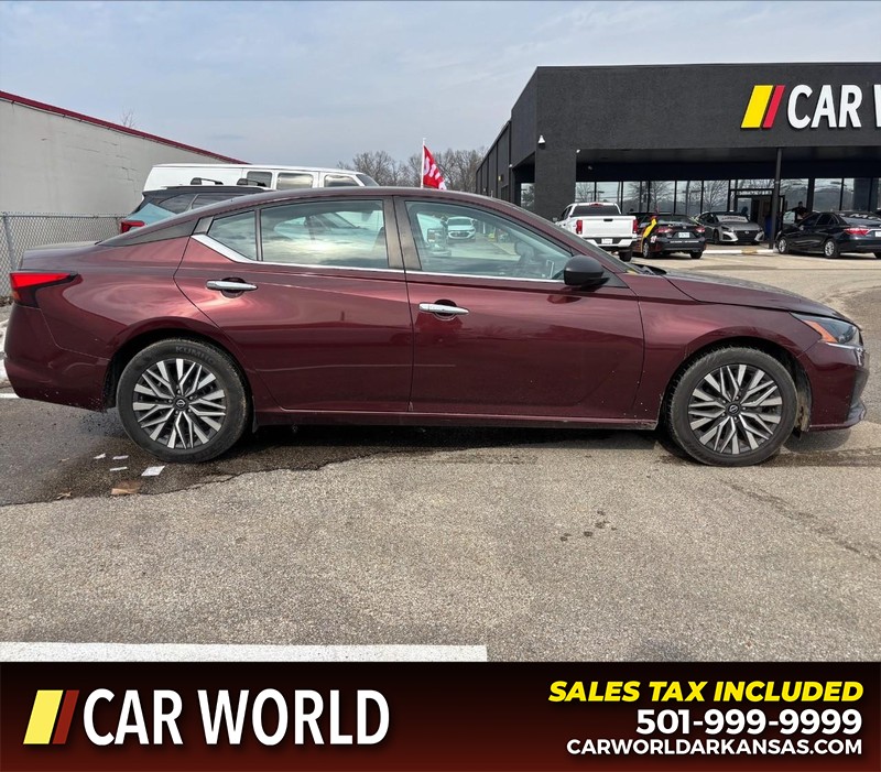 Nissan Altima Vehicle Full-screen Gallery Image 2