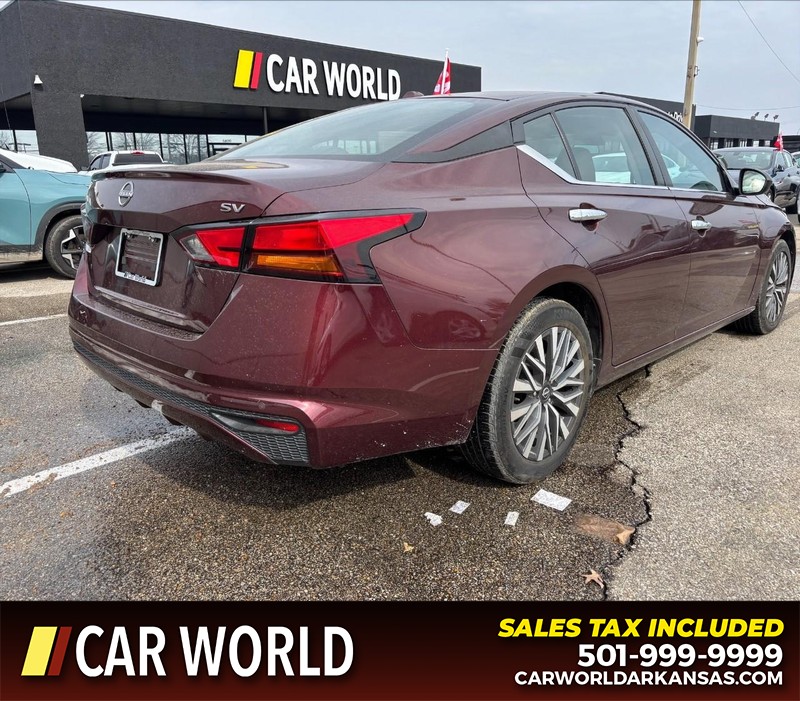 Nissan Altima Vehicle Full-screen Gallery Image 3