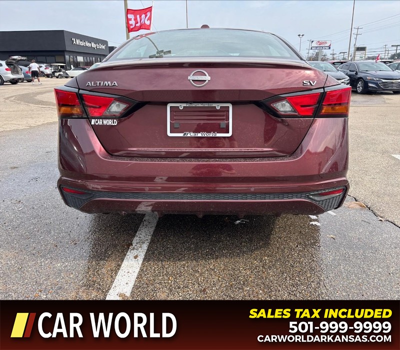 Nissan Altima Vehicle Full-screen Gallery Image 4