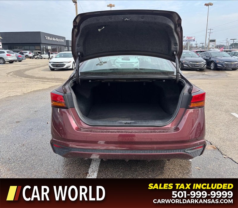 Nissan Altima Vehicle Full-screen Gallery Image 5