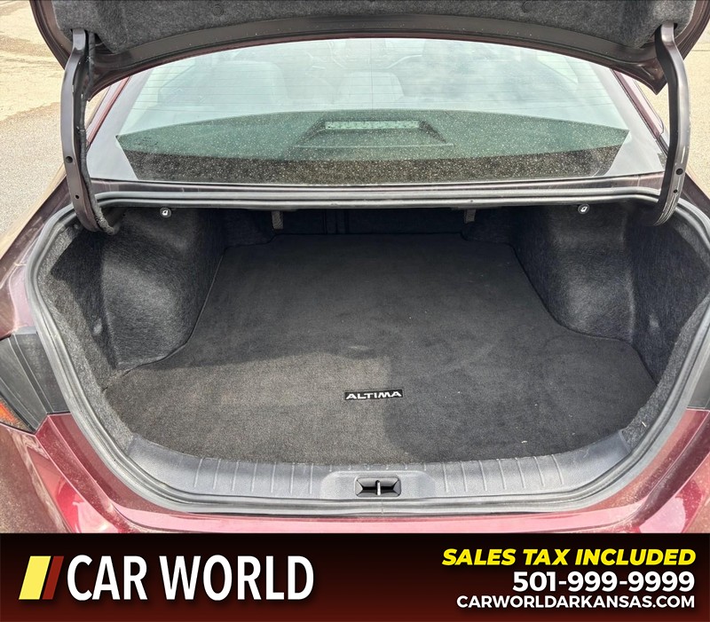 Nissan Altima Vehicle Full-screen Gallery Image 6