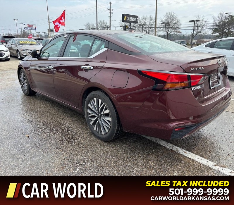 Nissan Altima Vehicle Full-screen Gallery Image 7