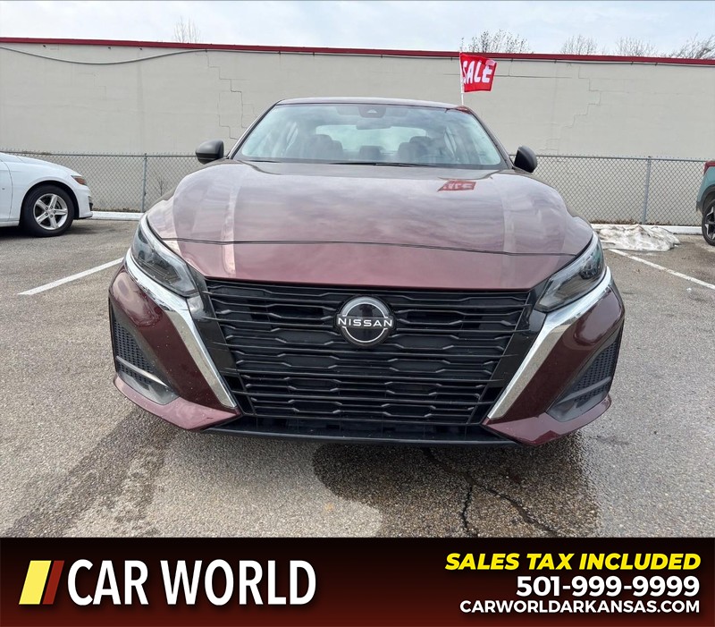 Nissan Altima Vehicle Full-screen Gallery Image 10