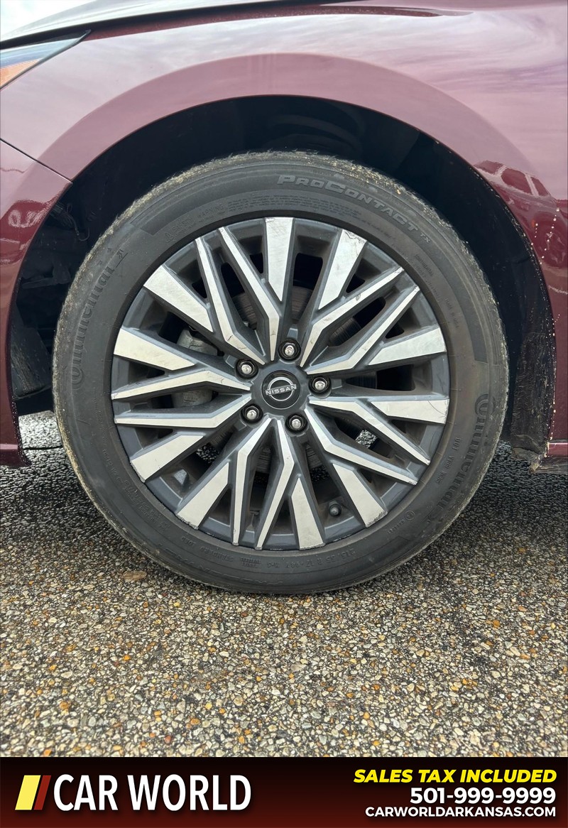 Nissan Altima Vehicle Full-screen Gallery Image 11