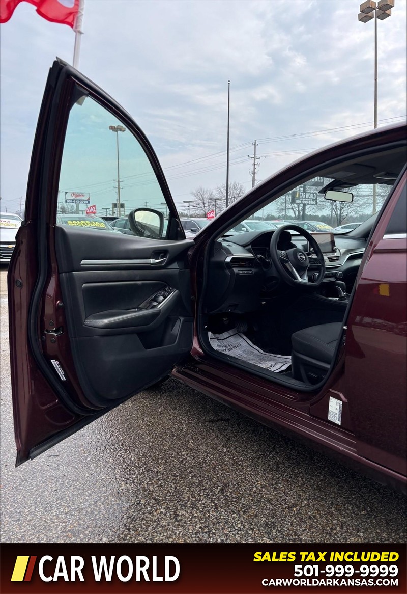 Nissan Altima Vehicle Full-screen Gallery Image 12