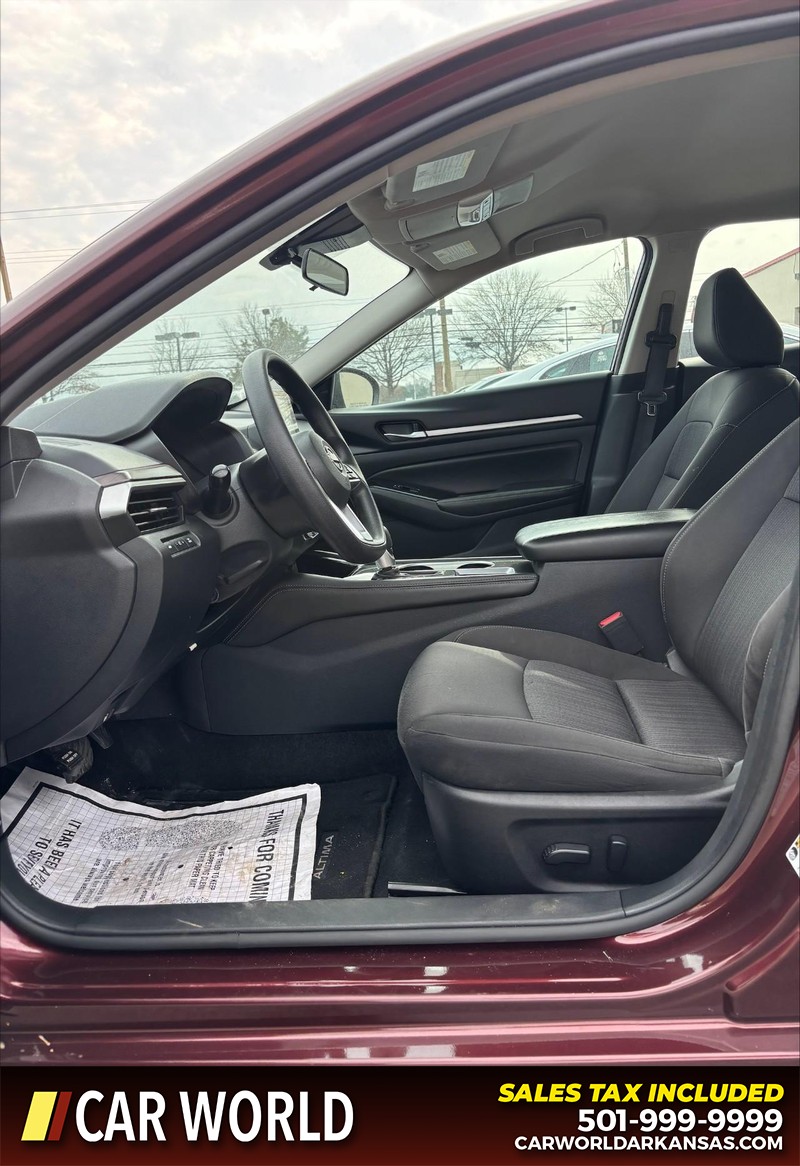 Nissan Altima Vehicle Full-screen Gallery Image 13