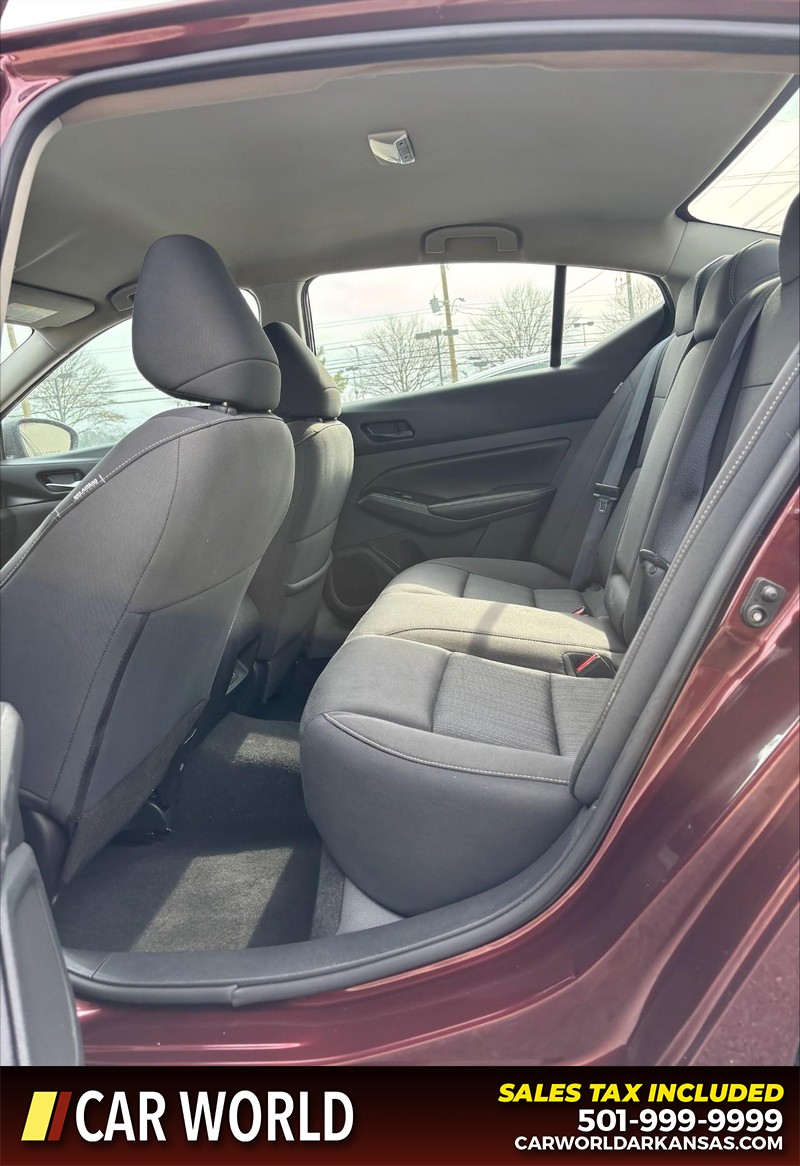 Nissan Altima Vehicle Full-screen Gallery Image 15