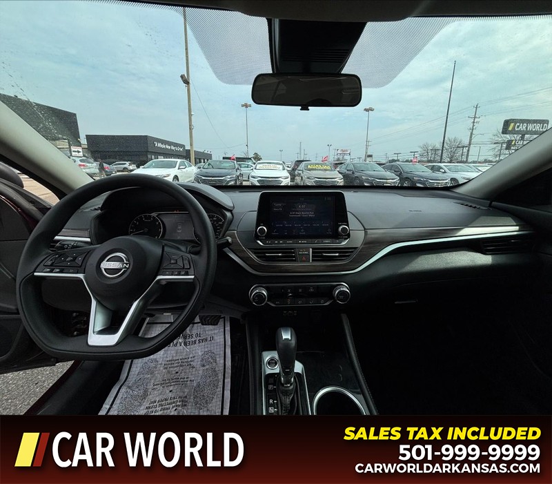 Nissan Altima Vehicle Full-screen Gallery Image 16