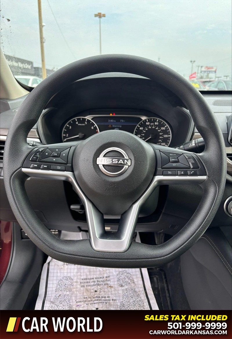 Nissan Altima Vehicle Full-screen Gallery Image 19