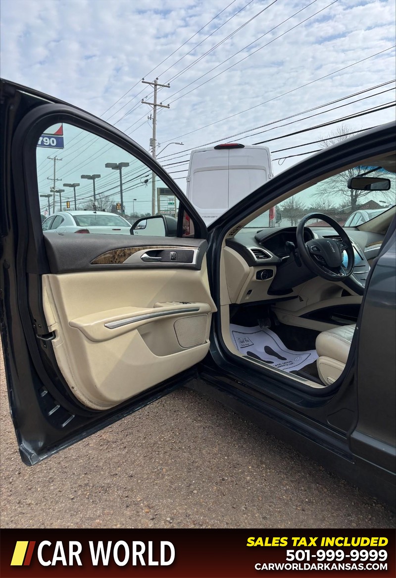 Lincoln MKZ Vehicle Full-screen Gallery Image 12