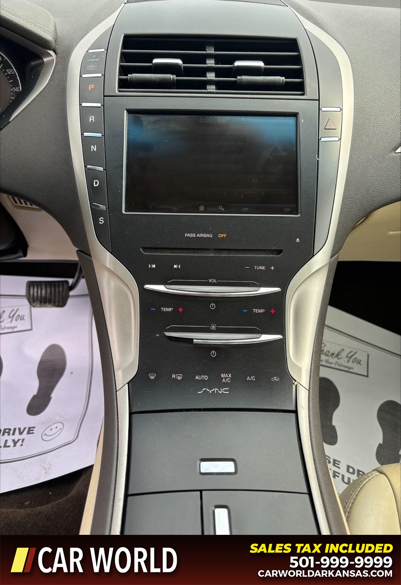 Lincoln MKZ Vehicle Full-screen Gallery Image 17
