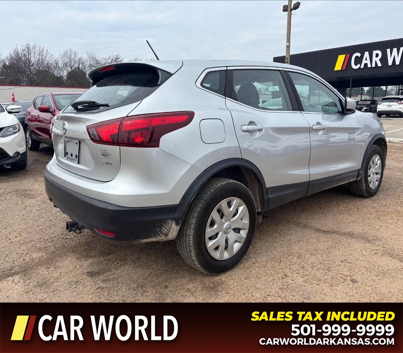 Nissan Rogue Sport Vehicle Full-screen Gallery Image 3