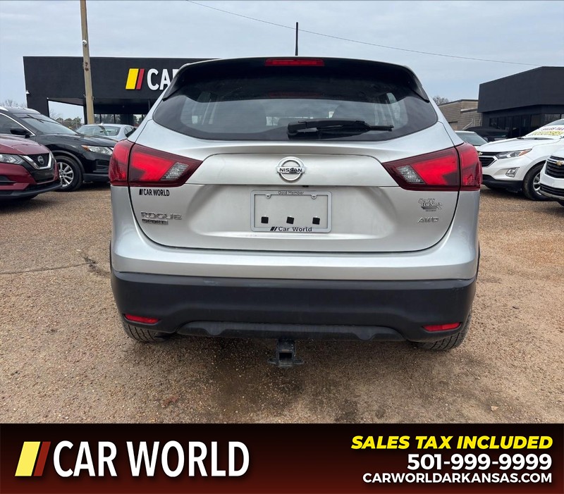 Nissan Rogue Sport Vehicle Full-screen Gallery Image 4