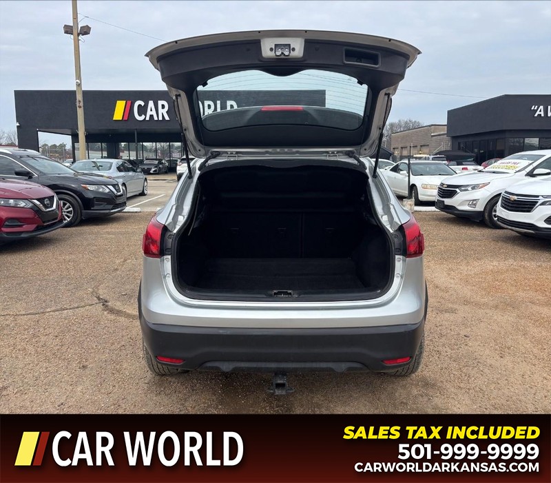 Nissan Rogue Sport Vehicle Full-screen Gallery Image 5