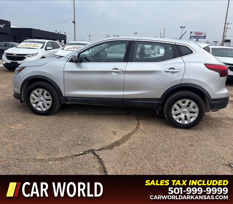 Nissan Rogue Sport Vehicle Full-screen Gallery Image 8