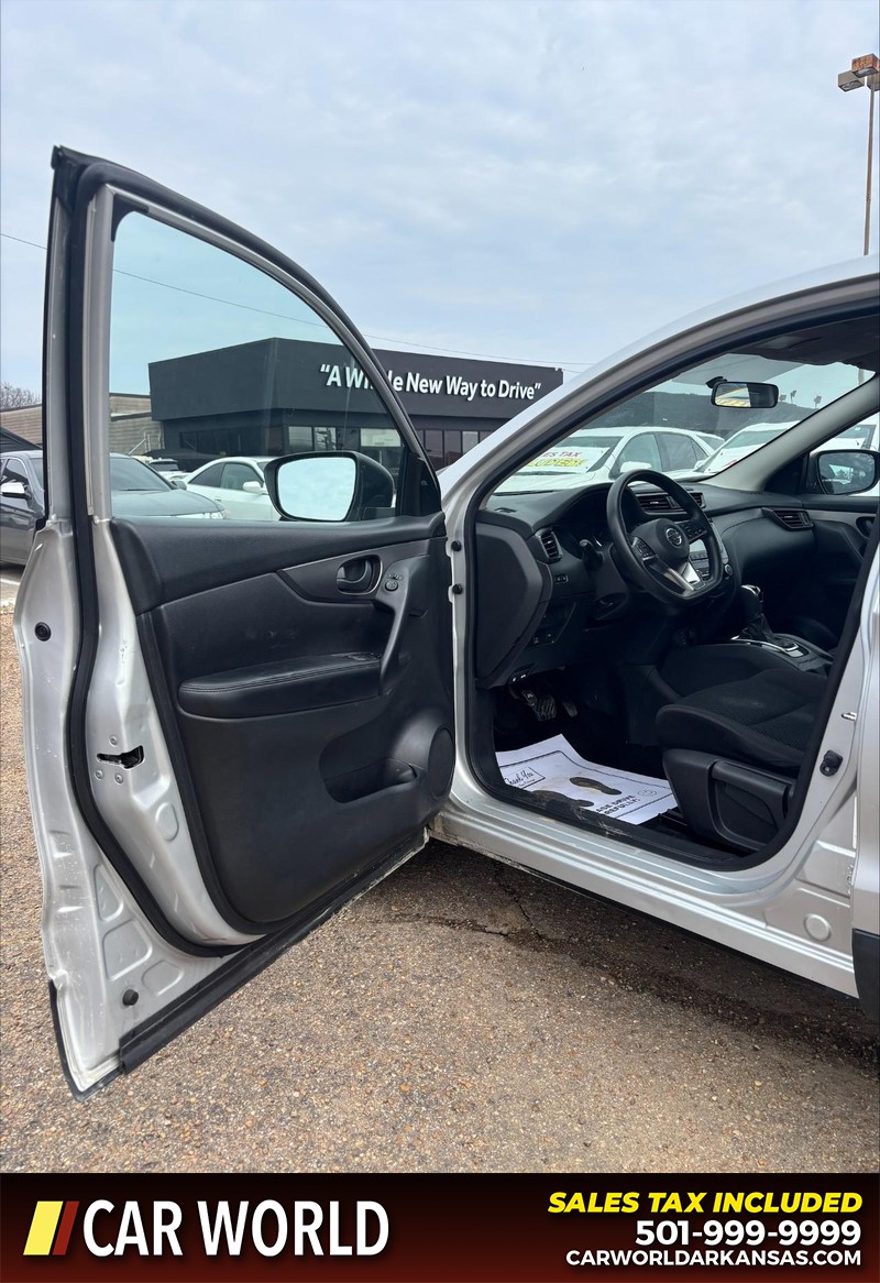 Nissan Rogue Sport Vehicle Full-screen Gallery Image 12