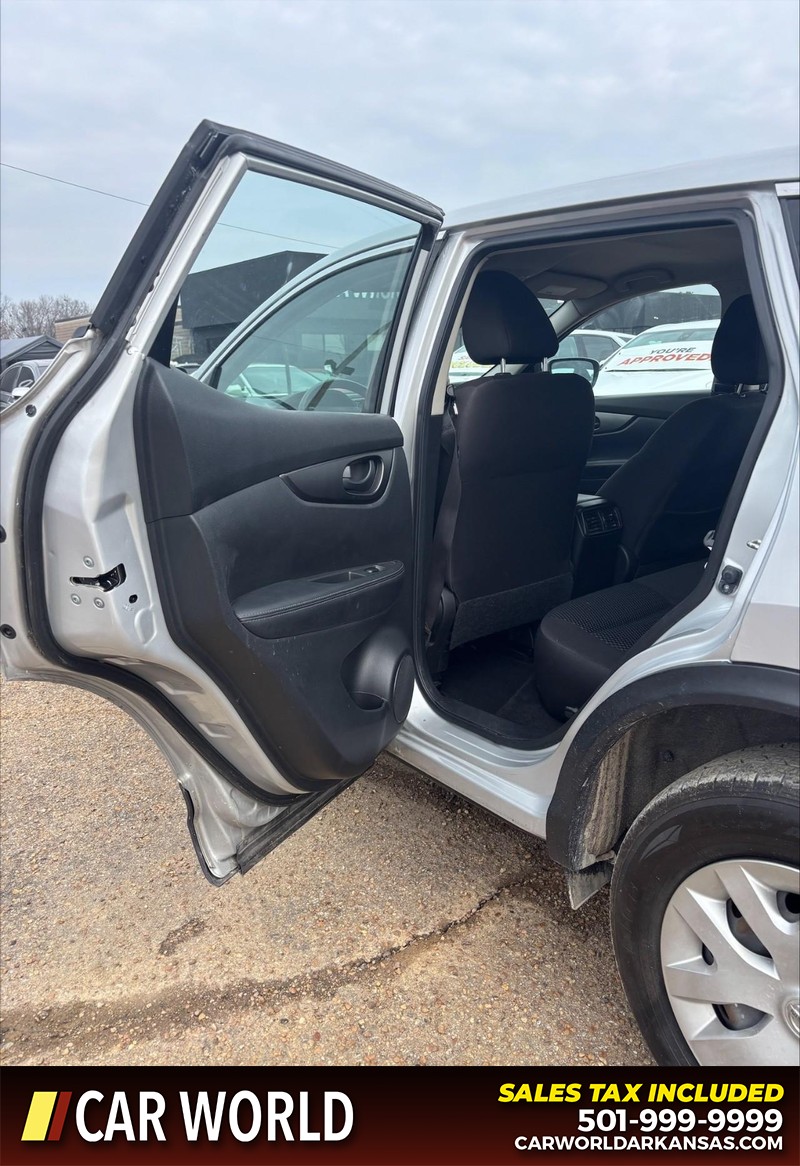 Nissan Rogue Sport Vehicle Full-screen Gallery Image 14