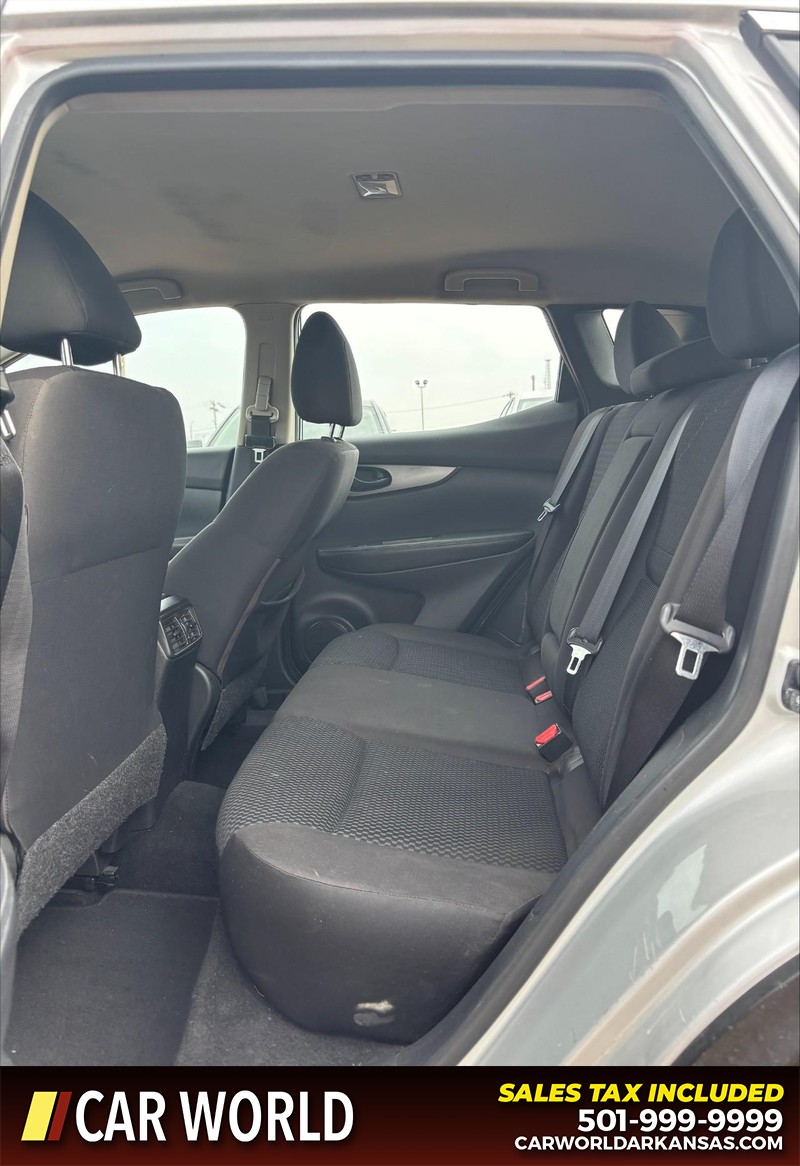 Nissan Rogue Sport Vehicle Full-screen Gallery Image 15