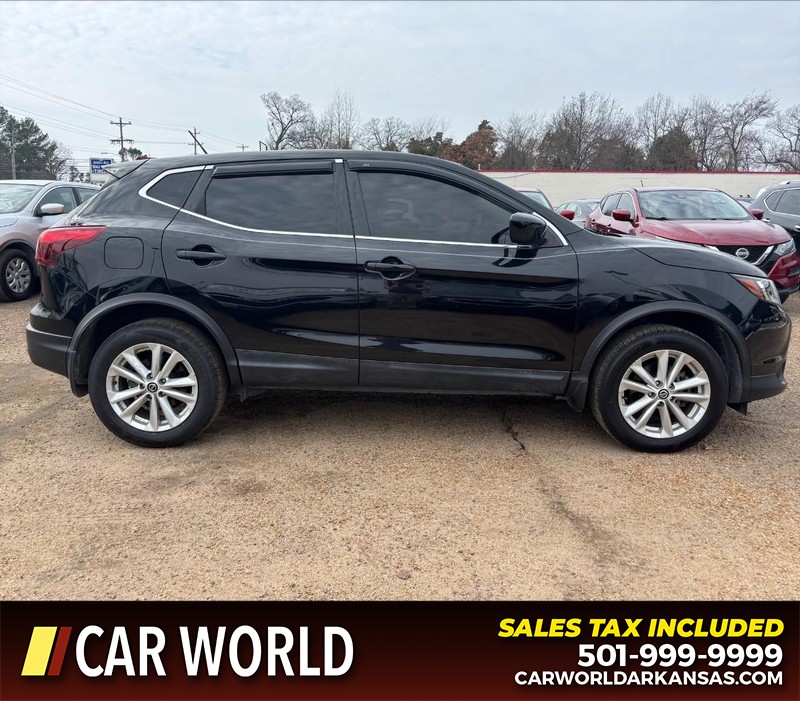 Nissan Rogue Sport Vehicle Full-screen Gallery Image 2