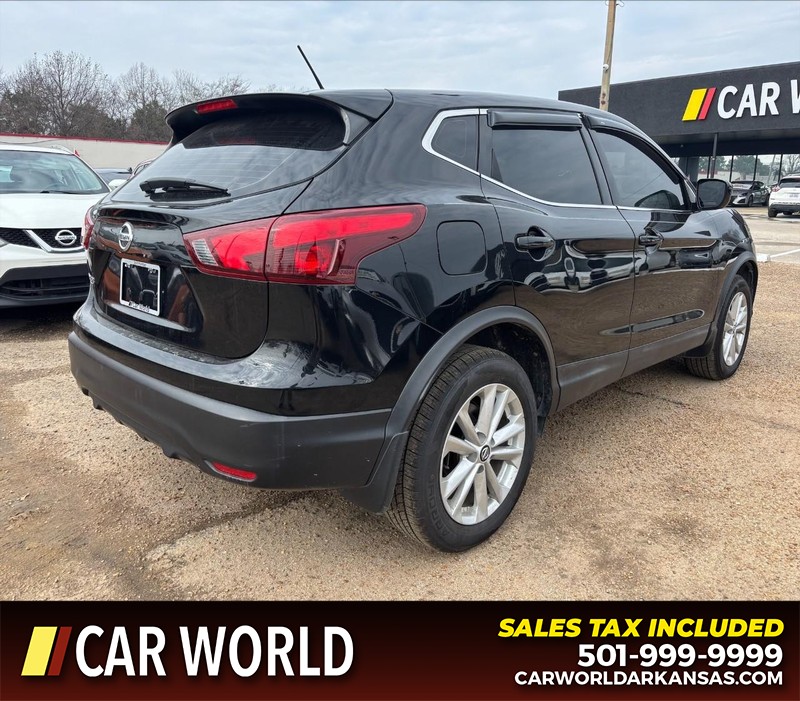 Nissan Rogue Sport Vehicle Full-screen Gallery Image 3