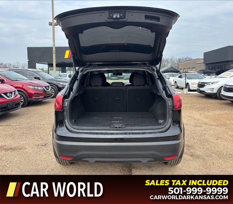 Nissan Rogue Sport Vehicle Full-screen Gallery Image 5