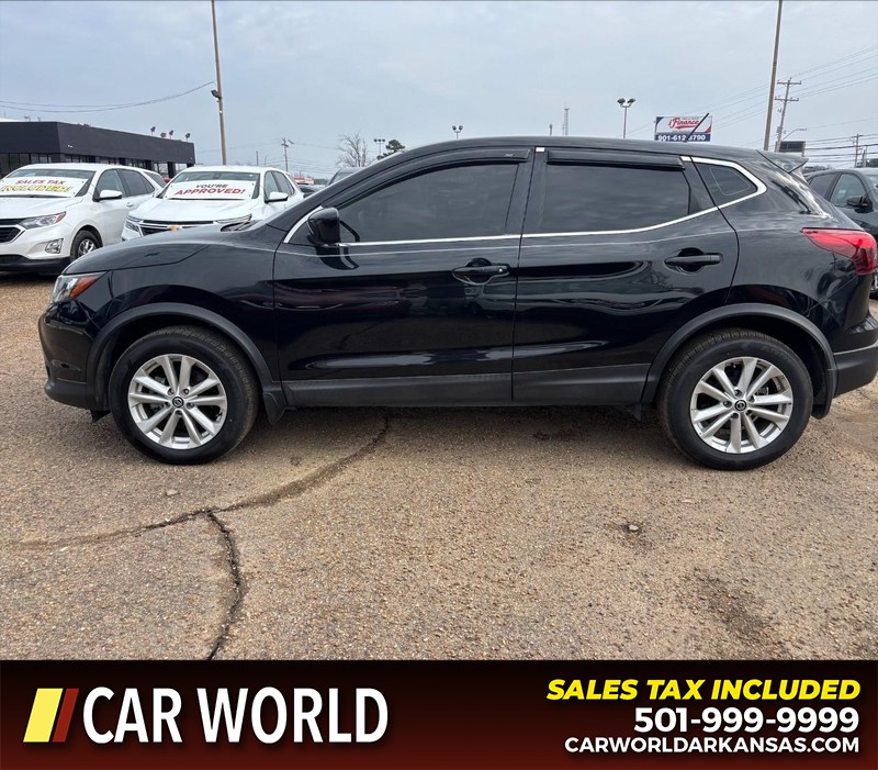 Nissan Rogue Sport Vehicle Full-screen Gallery Image 8