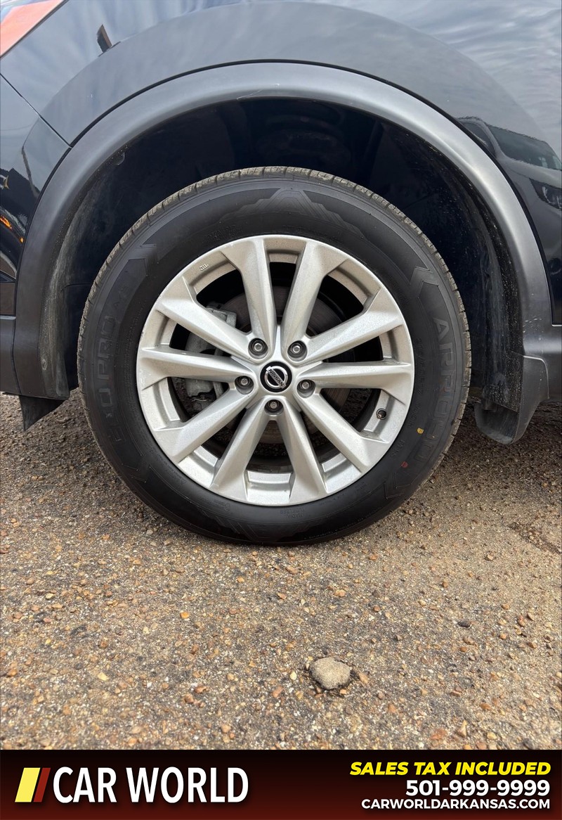 Nissan Rogue Sport Vehicle Full-screen Gallery Image 11