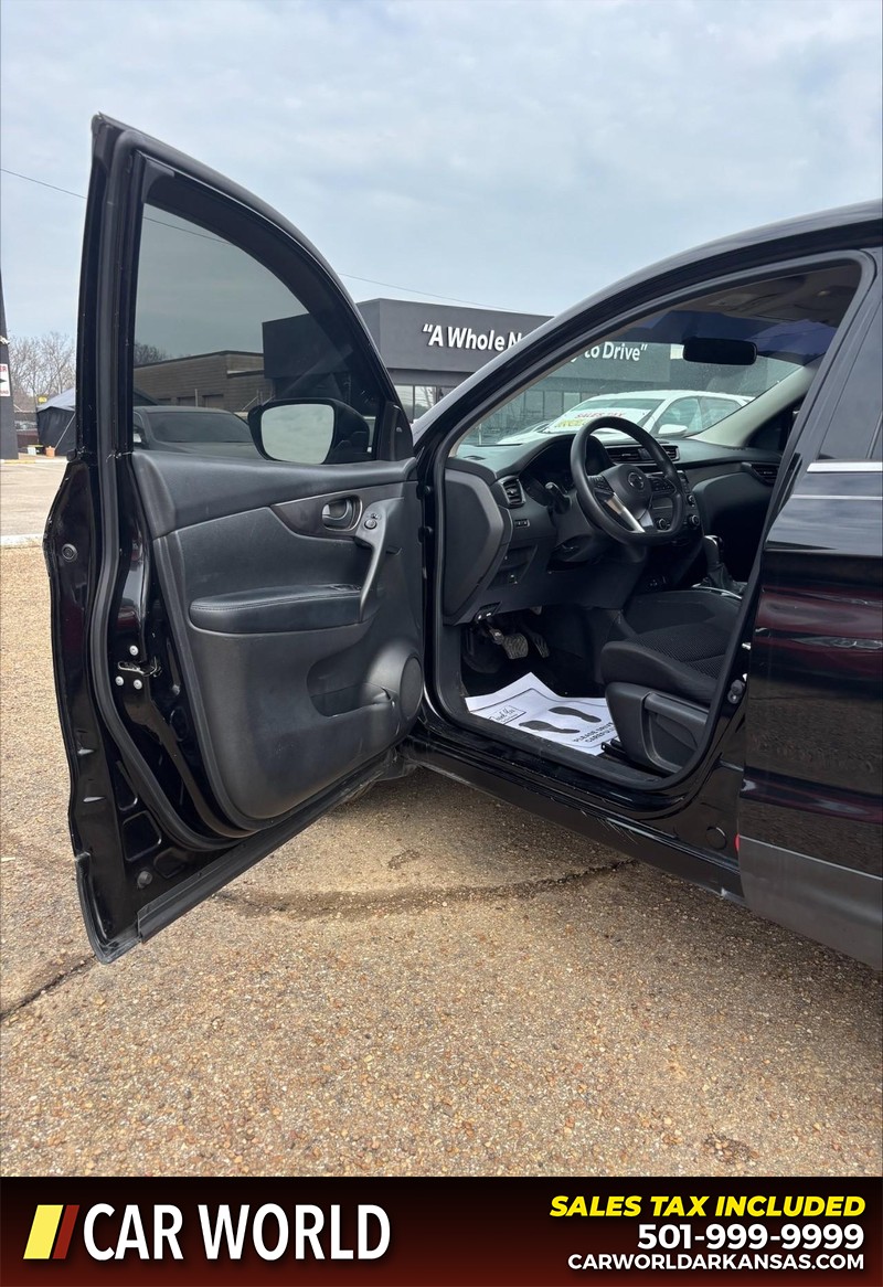 Nissan Rogue Sport Vehicle Full-screen Gallery Image 12