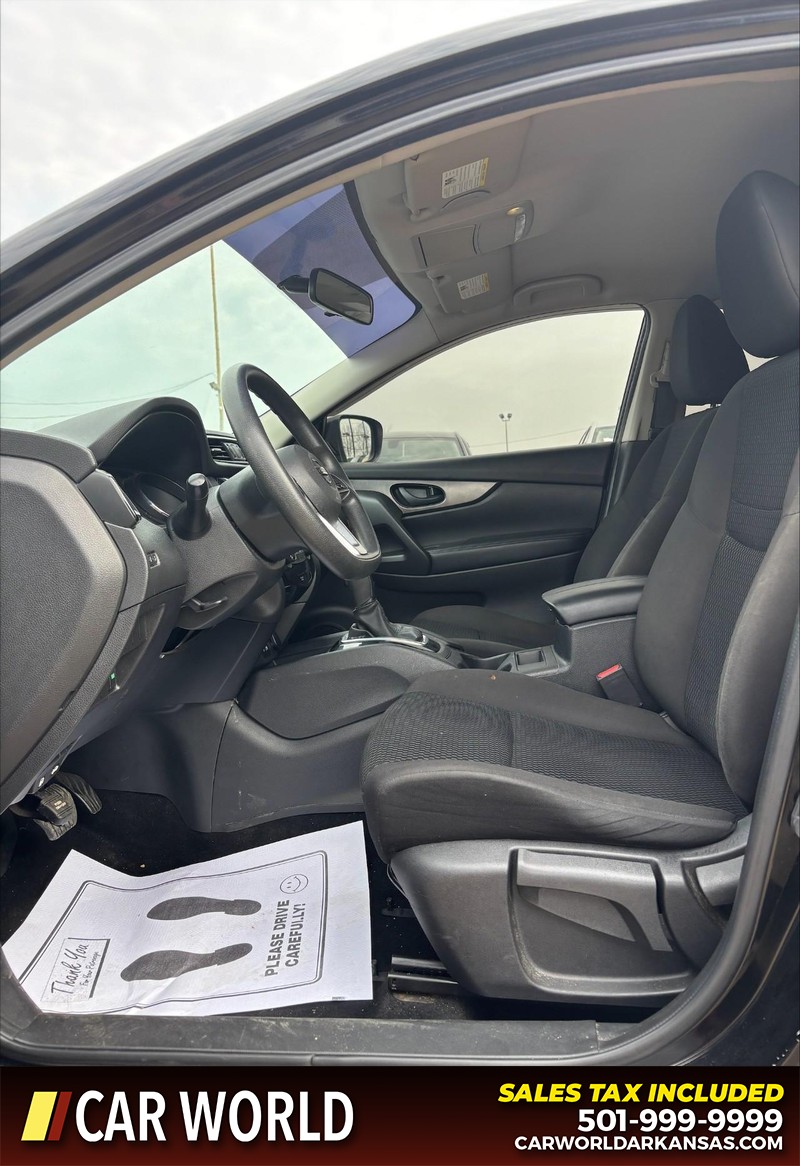 Nissan Rogue Sport Vehicle Full-screen Gallery Image 13