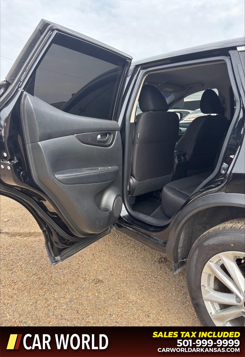 Nissan Rogue Sport Vehicle Full-screen Gallery Image 14