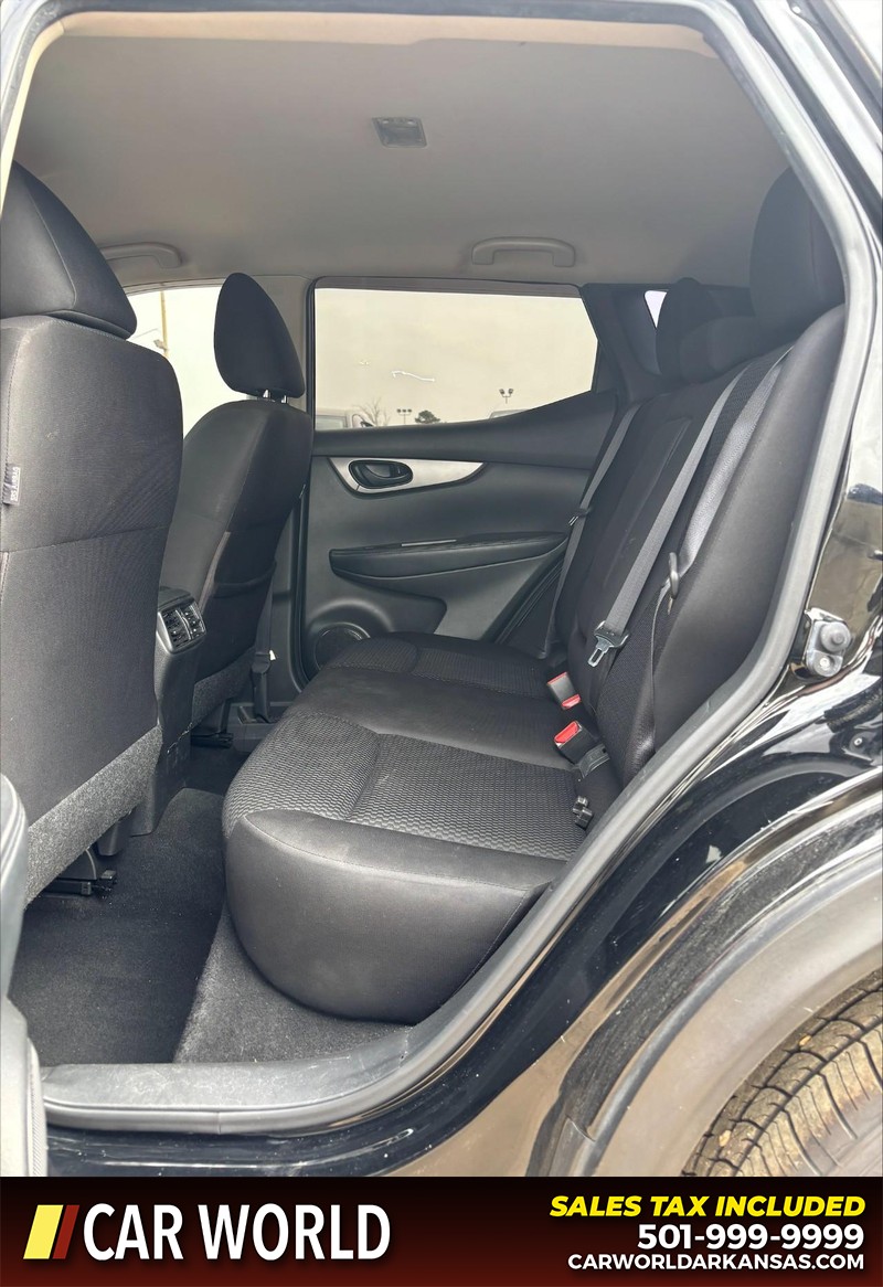 Nissan Rogue Sport Vehicle Full-screen Gallery Image 15