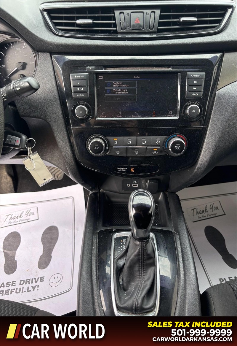 Nissan Rogue Sport Vehicle Full-screen Gallery Image 17