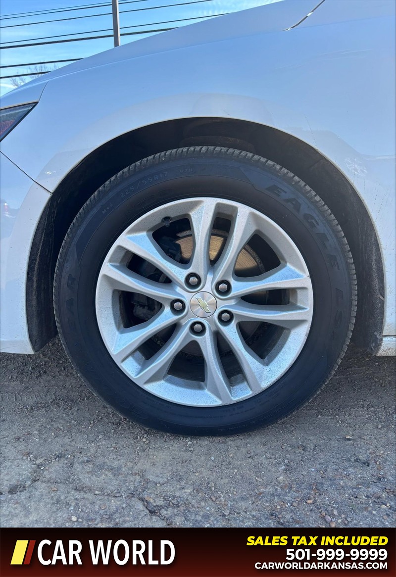 Chevrolet Malibu Vehicle Full-screen Gallery Image 11