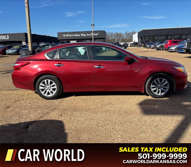 Nissan Altima Vehicle Full-screen Gallery Image 2