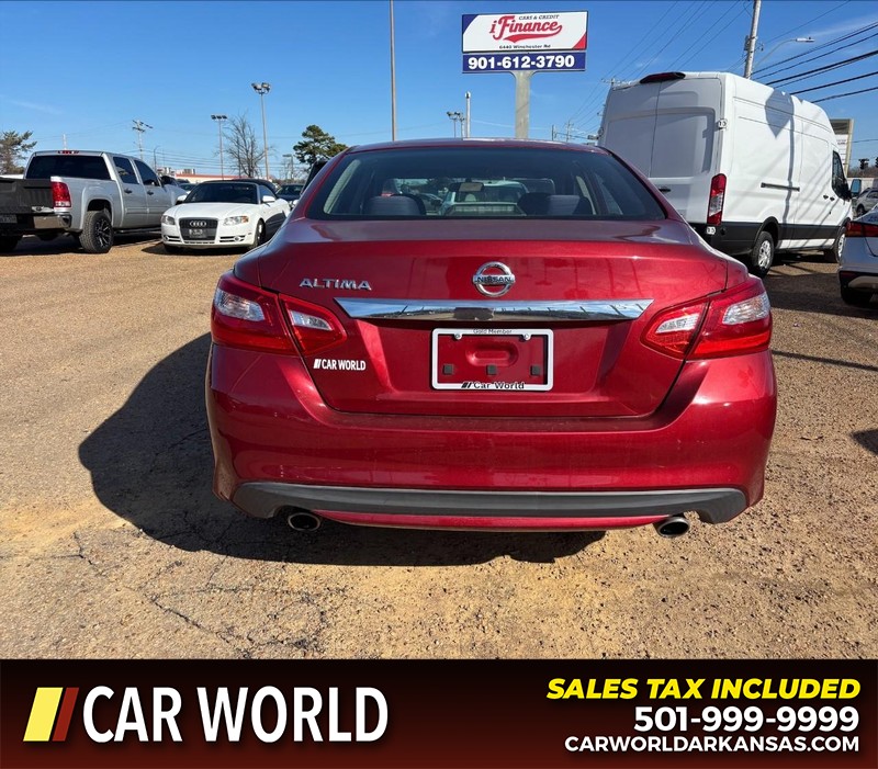 Nissan Altima Vehicle Full-screen Gallery Image 4