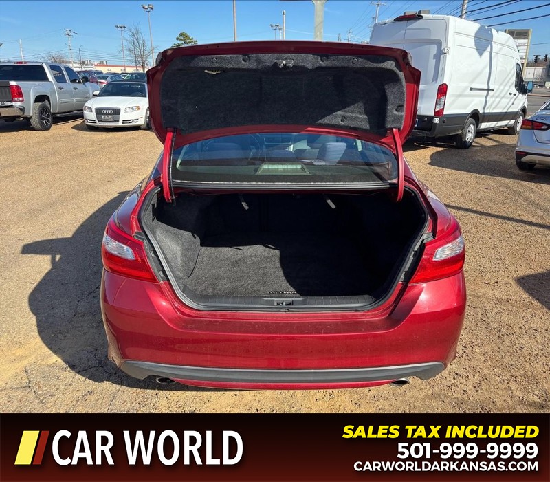 Nissan Altima Vehicle Full-screen Gallery Image 5